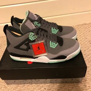 Dead stock Jordan green glow 4’s size 13